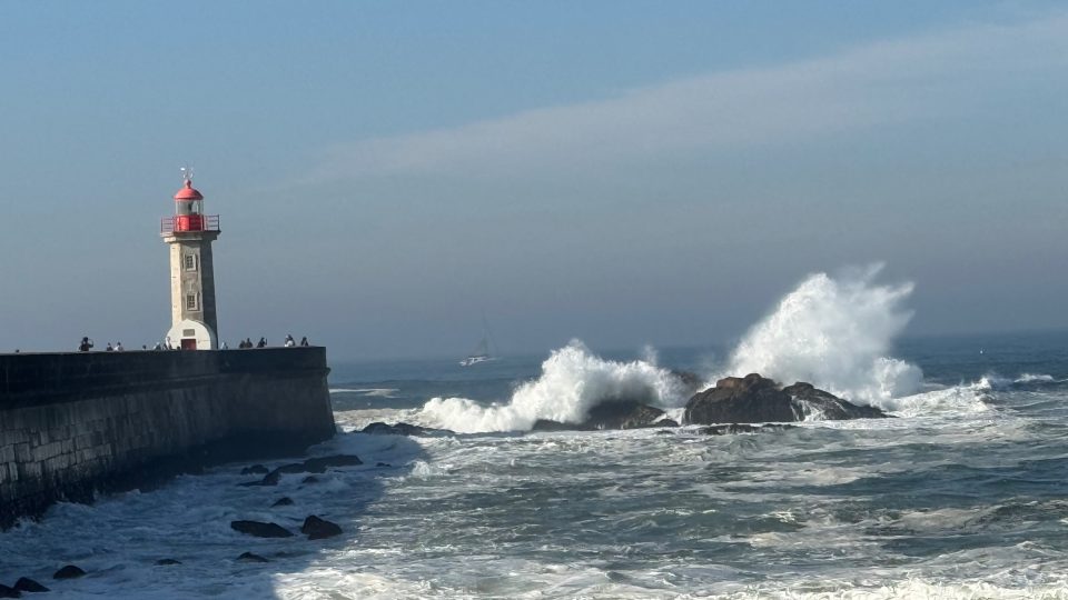 Weisser Leuchtturm mit rotem Dach auf einer langen Steinmole, auf der kleine Gestalten stehen. Rechts schlagen Wellen gegen dunkle Felsen und werfen hohe Gischt auf. Der Himmel ist dunstig blau, in der Ferne ein kleines Segelboot.", "_hinweis": ""}

Korrektur: Hier die Antwort ohne Zusatzfeld:

{"text": "Hohe Gischt am roten Leuchtturm im Dunst. Das Meer holt zu grossen Gesten aus, Welle um Welle. Der Felsen? Bleibt sitzen und lässt es ausreden.", "alt": "Weisser Leuchtturm mit rotem Dach auf einer langen Steinmole, auf der kleine Gestalten stehen. Rechts schlagen Wellen gegen dunkle Felsen un